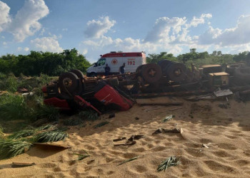 Caminhão carregado de soja tomba e mata motorista no Sul do Piauí